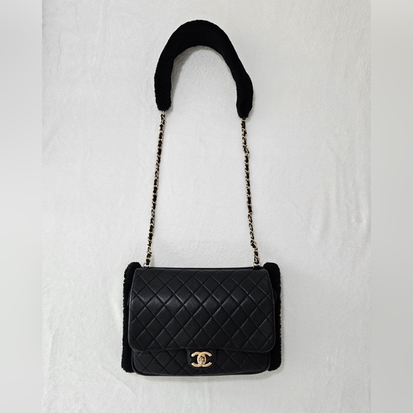 CHANEL Classic lambskin and shearling muff handbag quilted Handwarmer Chain bag - Picture 5 of 16